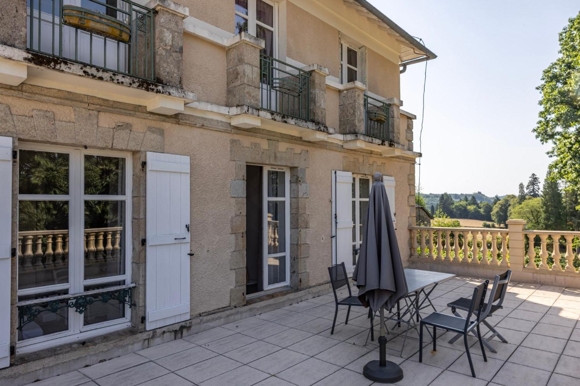 ホテル Domaine De La Clauzure La Roche-Canillac エクステリア 写真